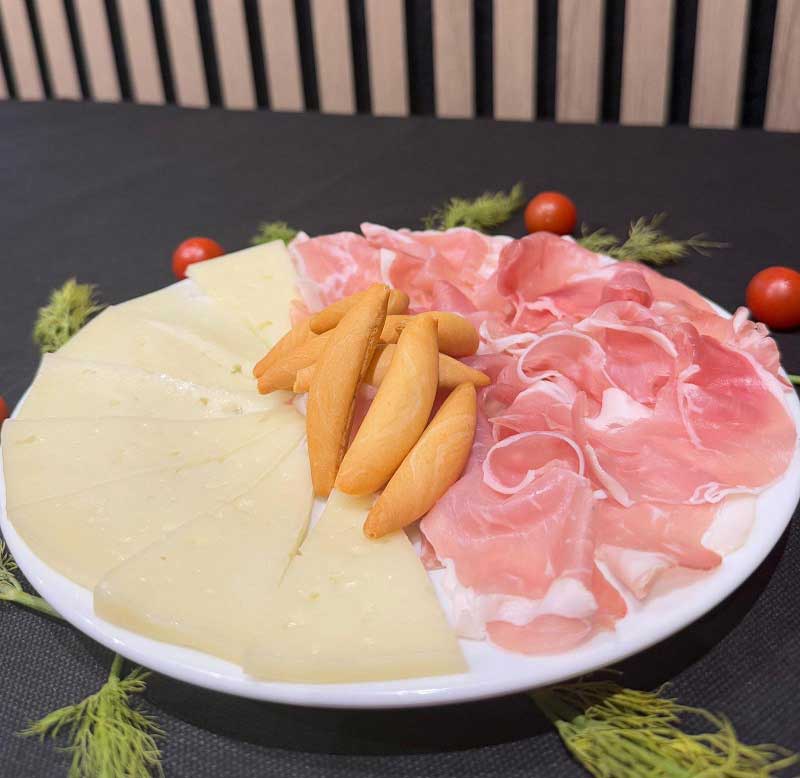 Bandeja de jamón serrano y queso con picos