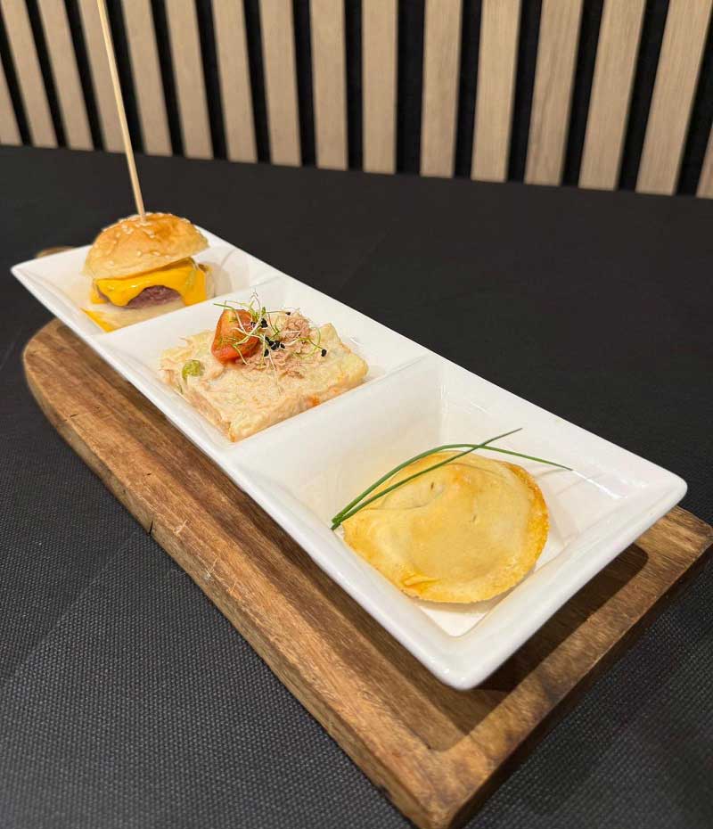 Empanada mini hamburgesa y ensaladilla