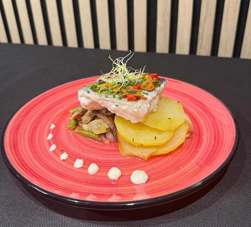 Merluza a la bilbaina con patatas panaderas y verduras